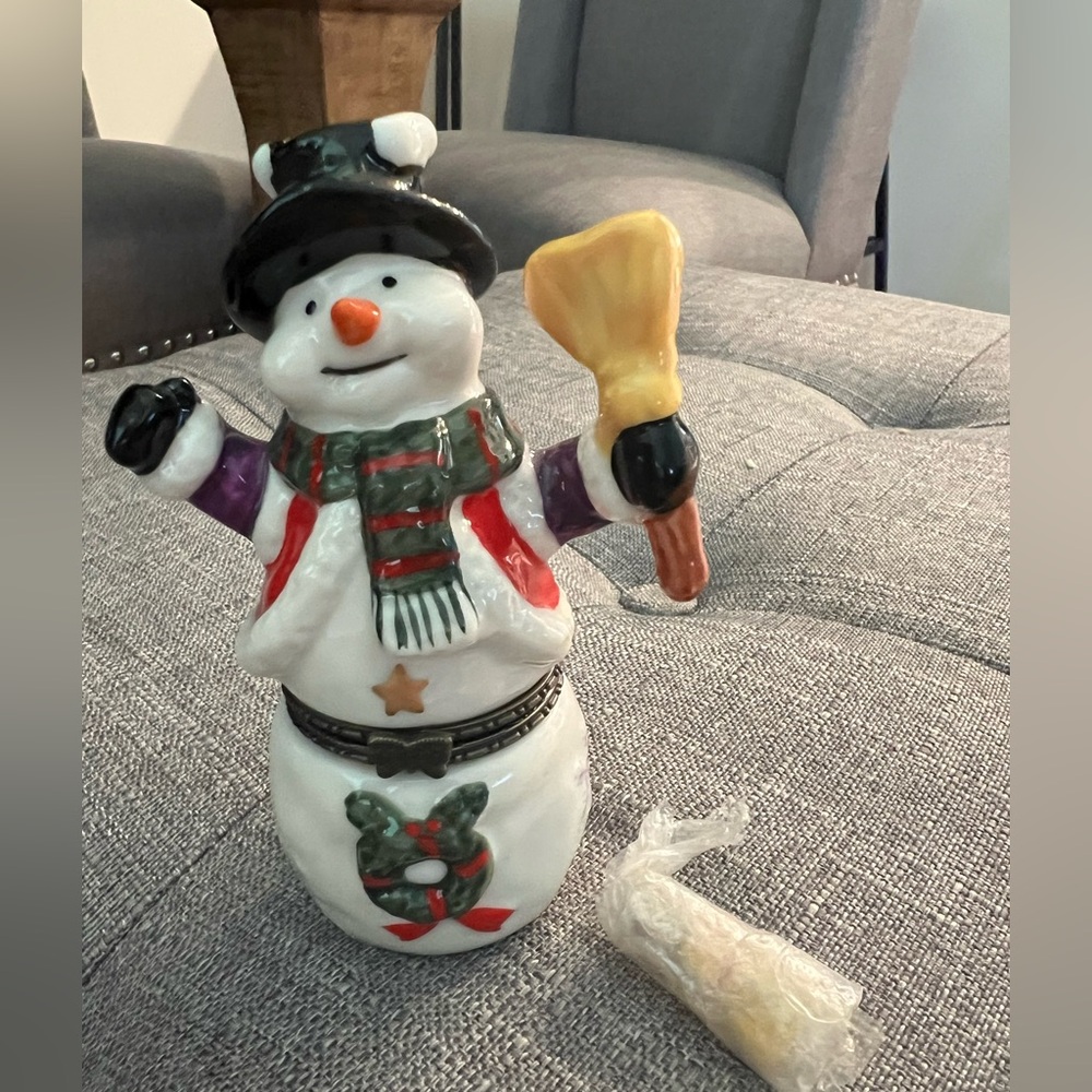 Charming Snowman trinket box with Broom - Multicolor